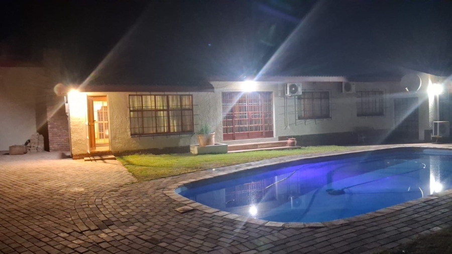 4 Bedroom Property for Sale in Postmasburg Northern Cape